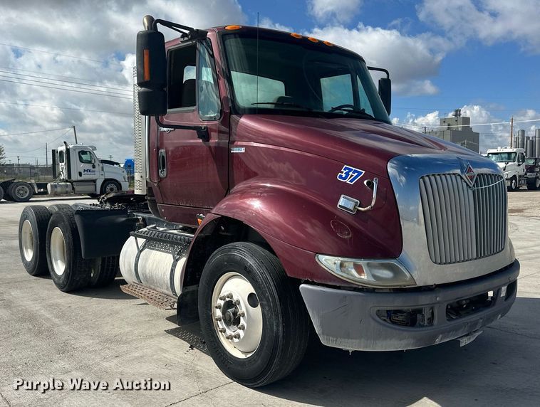 image for item DH1832 2011 International 8600  semi truck