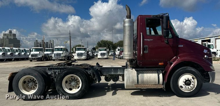 image for item DH1832 2011 International 8600  semi truck