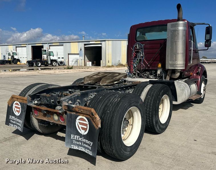 image for item DH1832 2011 International 8600  semi truck