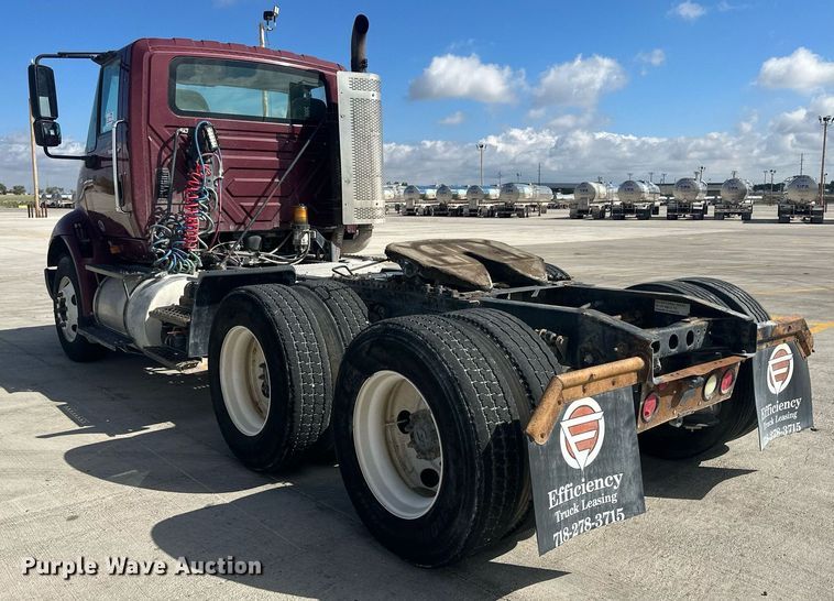 image for item DH1832 2011 International 8600  semi truck