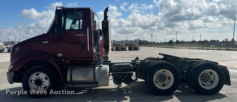 image for item DH1832 2011 International 8600  semi truck