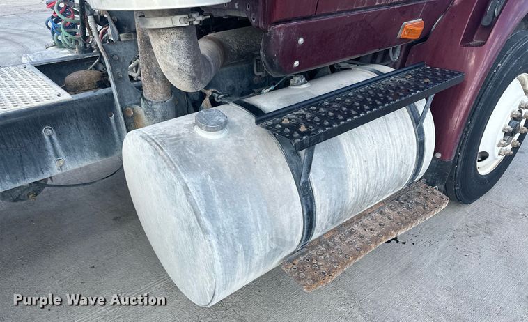 image for item DH1832 2011 International 8600  semi truck