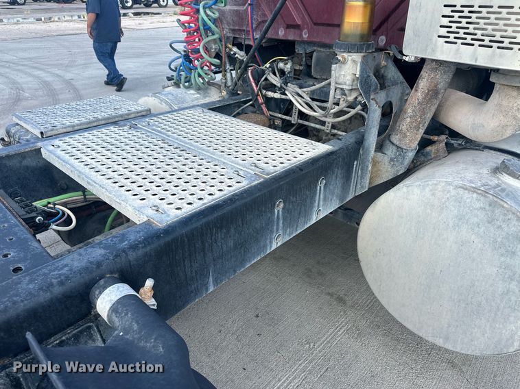 image for item DH1832 2011 International 8600  semi truck