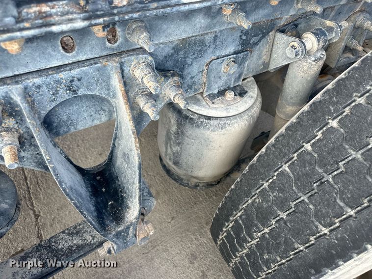 image for item DH1832 2011 International 8600  semi truck