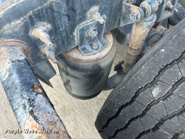 image for item DH1832 2011 International 8600  semi truck