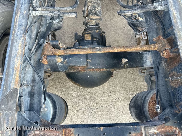 image for item DH1832 2011 International 8600  semi truck