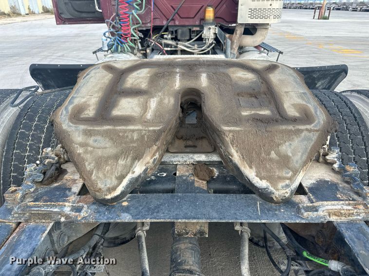 image for item DH1832 2011 International 8600  semi truck