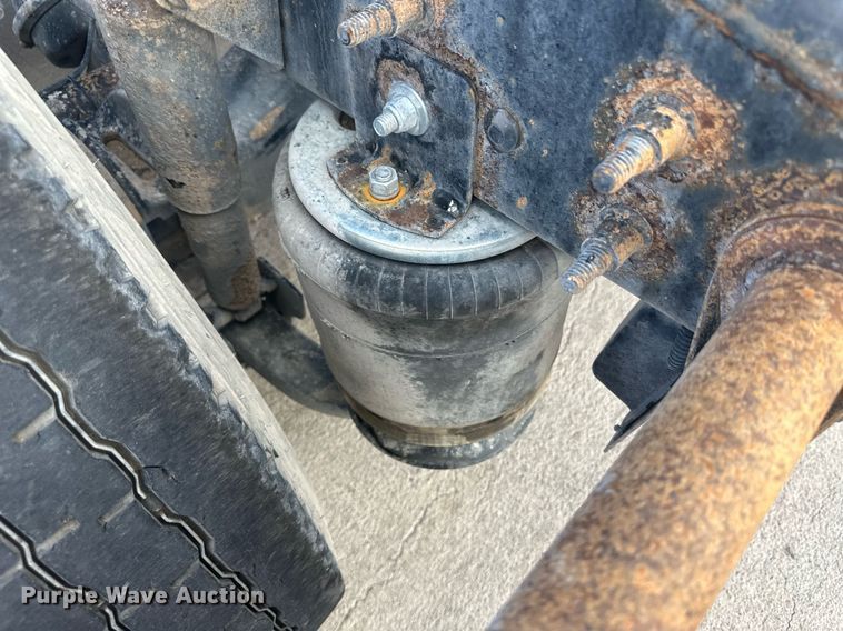 image for item DH1832 2011 International 8600  semi truck