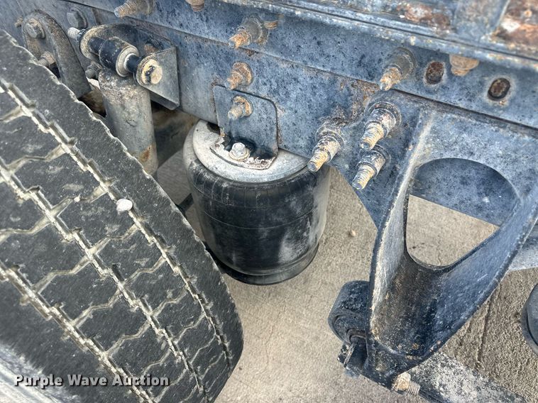 image for item DH1832 2011 International 8600  semi truck