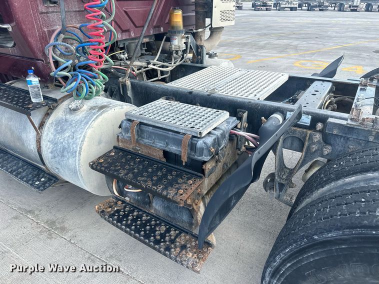 image for item DH1832 2011 International 8600  semi truck