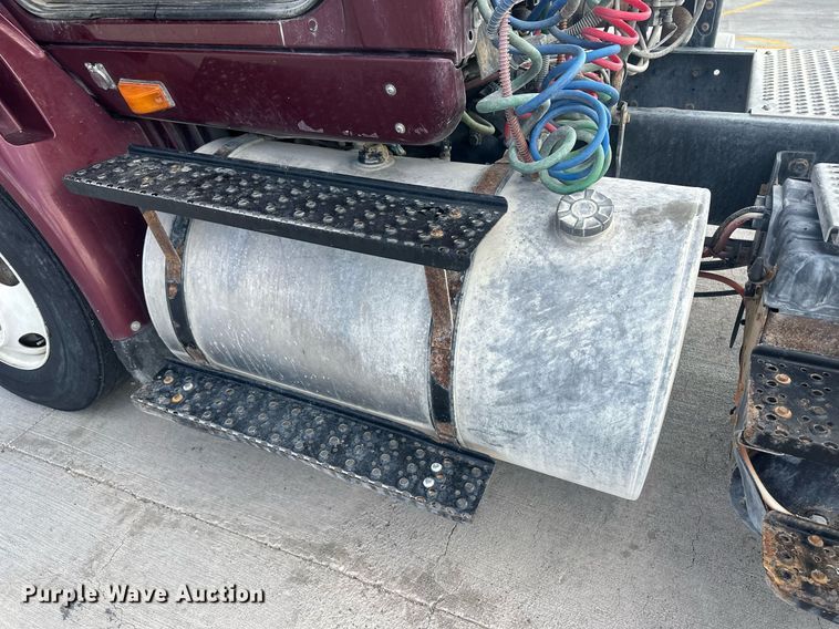 image for item DH1832 2011 International 8600  semi truck