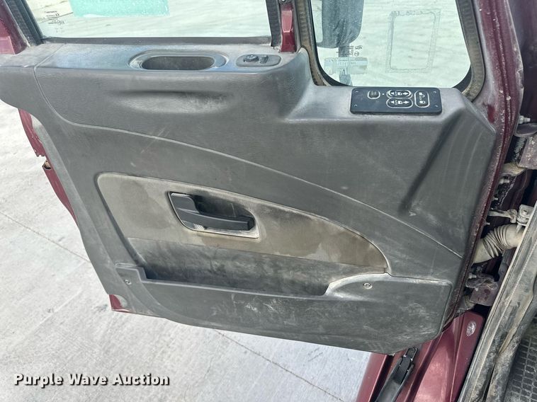 image for item DH1832 2011 International 8600  semi truck