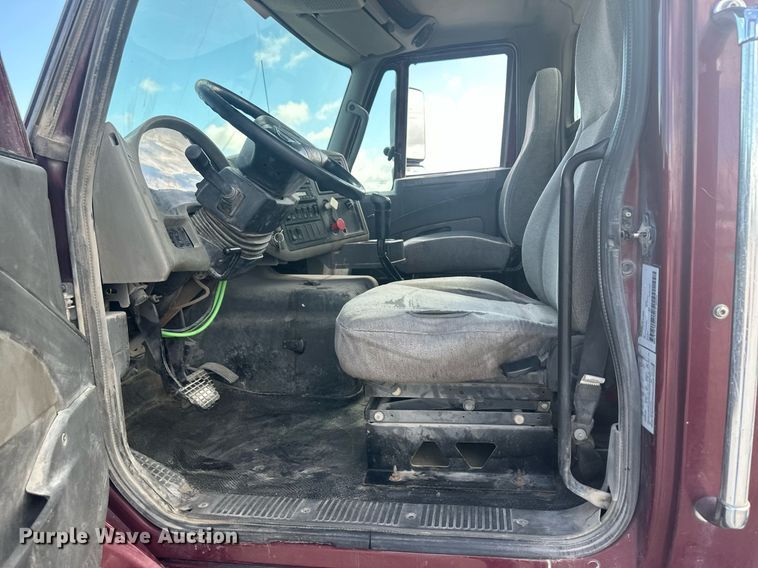 image for item DH1832 2011 International 8600  semi truck