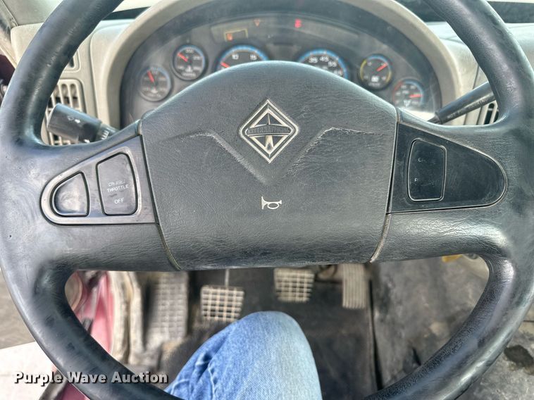 image for item DH1832 2011 International 8600  semi truck