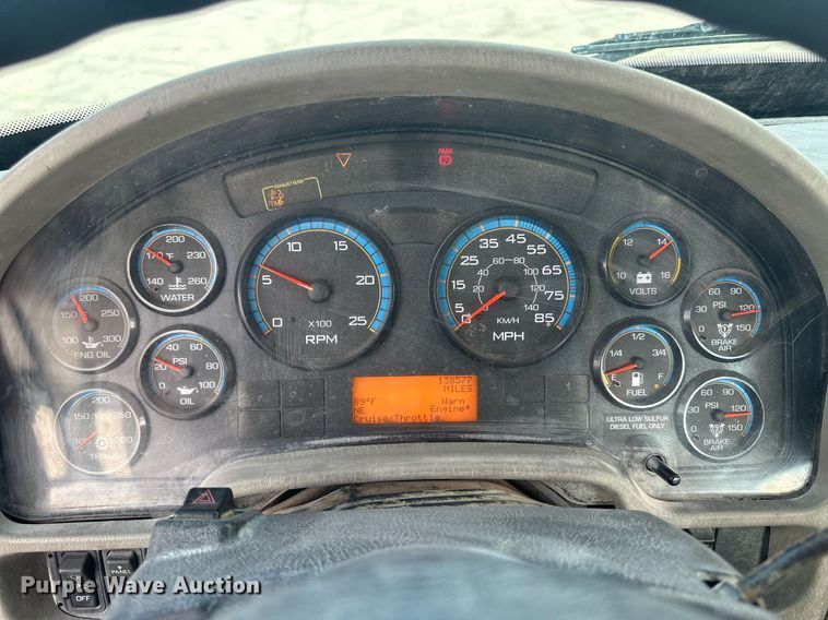 image for item DH1832 2011 International 8600  semi truck