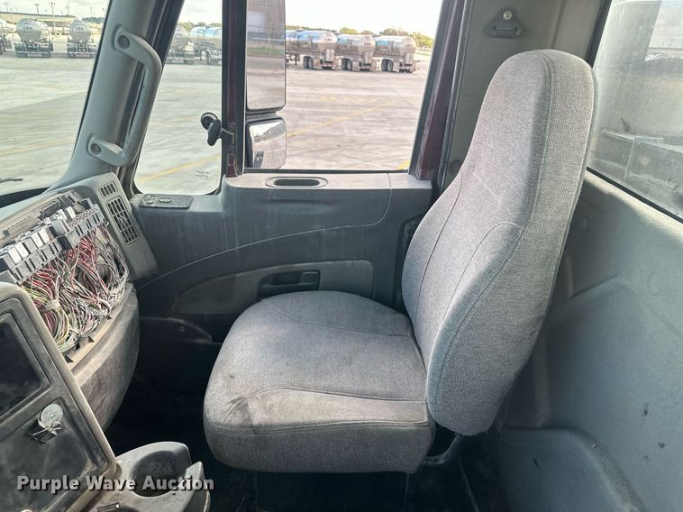 image for item DH1832 2011 International 8600  semi truck