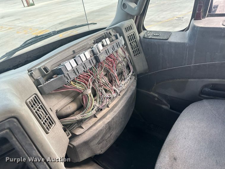 image for item DH1832 2011 International 8600  semi truck