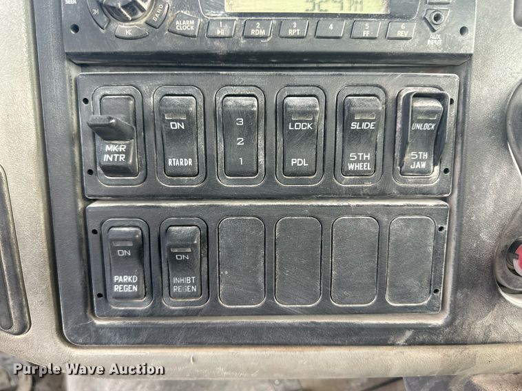 image for item DH1832 2011 International 8600  semi truck