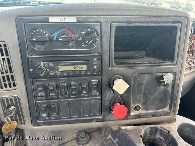 image for item DH1832 2011 International 8600  semi truck