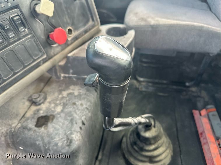 image for item DH1832 2011 International 8600  semi truck