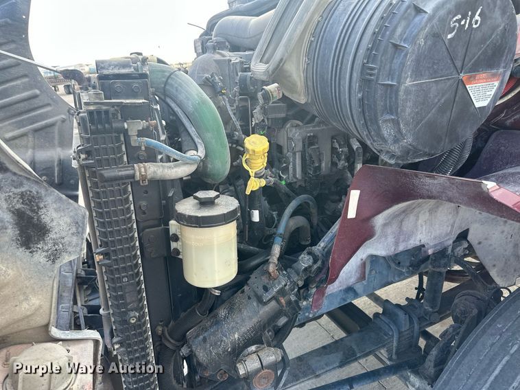 image for item DH1832 2011 International 8600  semi truck