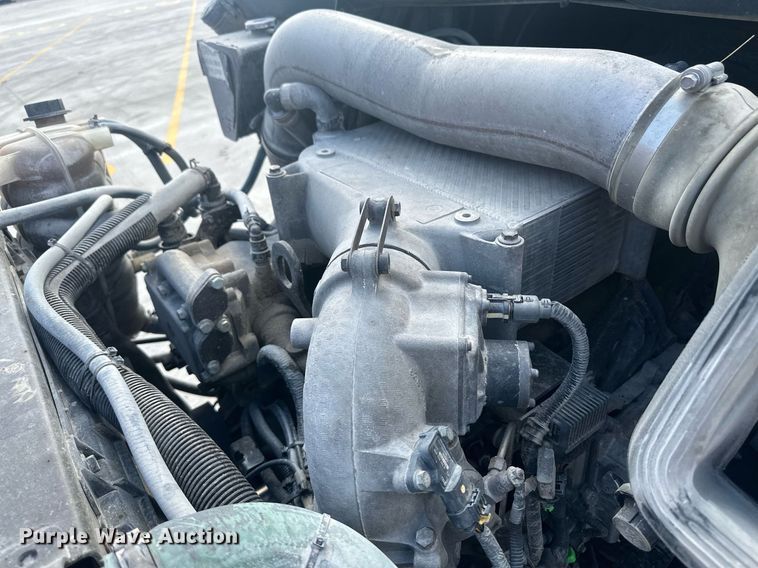 image for item DH1832 2011 International 8600  semi truck