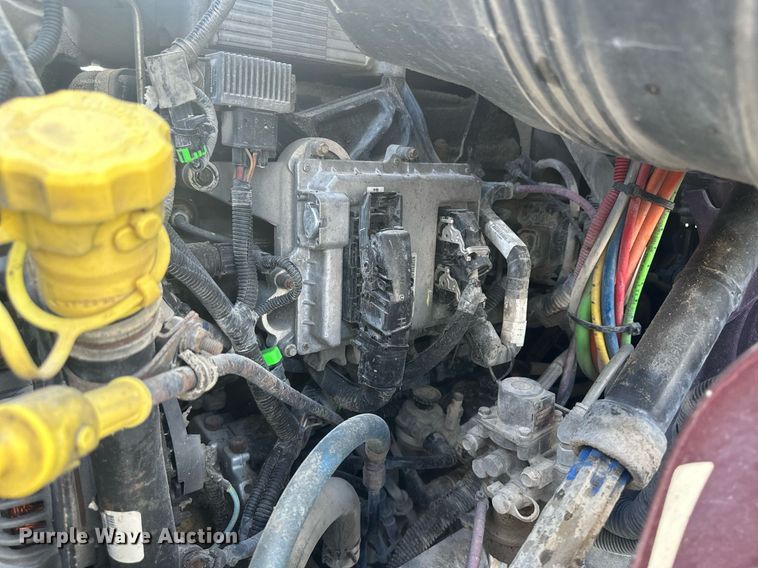 image for item DH1832 2011 International 8600  semi truck