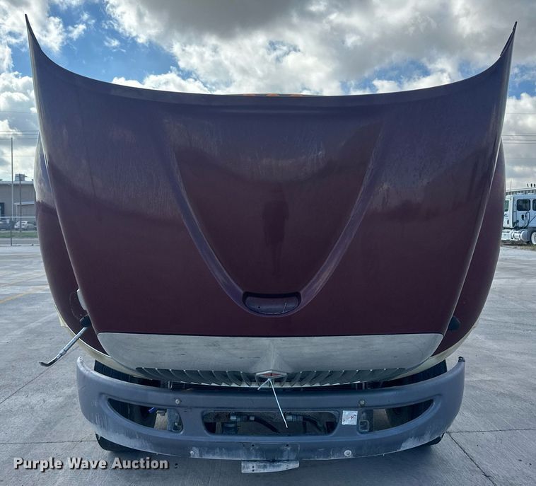 image for item DH1832 2011 International 8600  semi truck