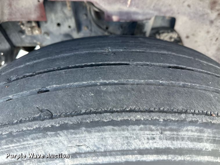 image for item DH1832 2011 International 8600  semi truck