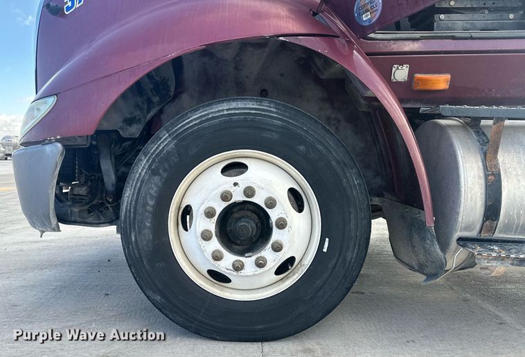 image for item DH1832 2011 International 8600  semi truck