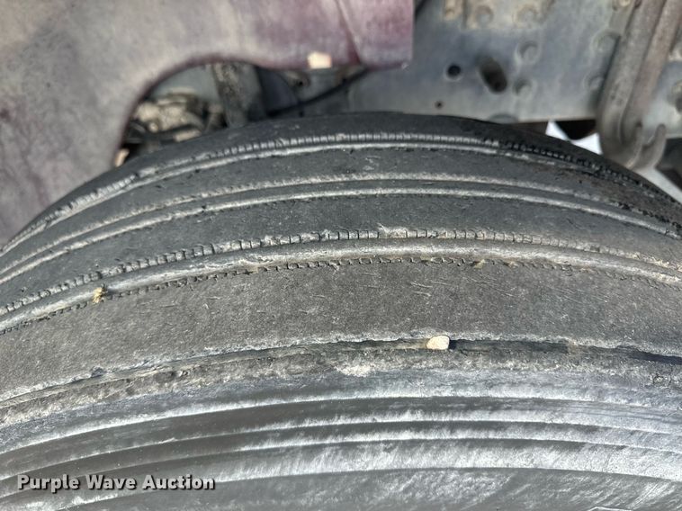 image for item DH1832 2011 International 8600  semi truck