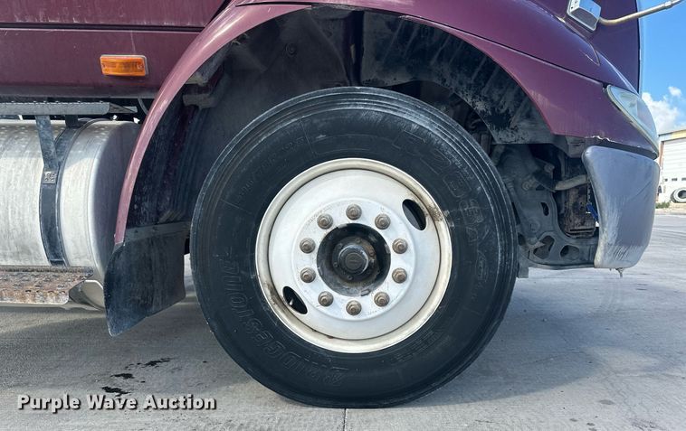 image for item DH1832 2011 International 8600  semi truck