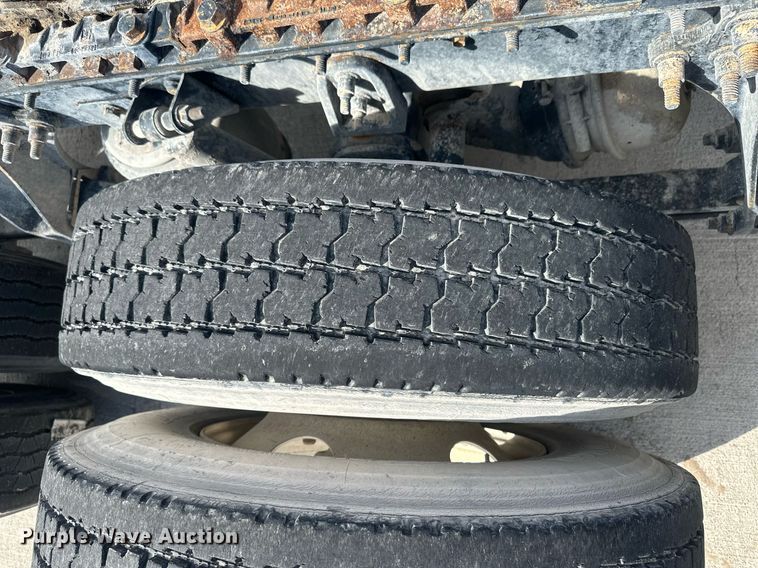 image for item DH1832 2011 International 8600  semi truck