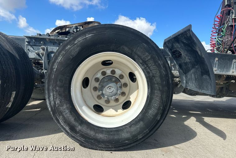 image for item DH1832 2011 International 8600  semi truck