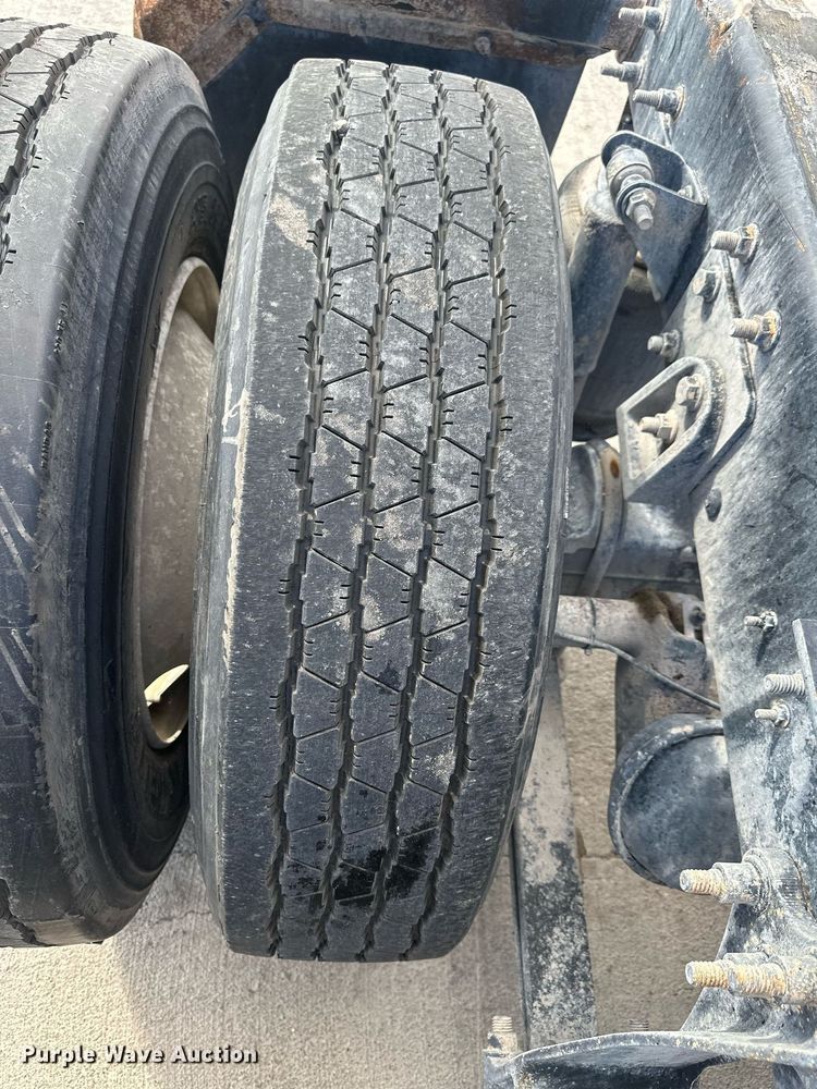 image for item DH1832 2011 International 8600  semi truck