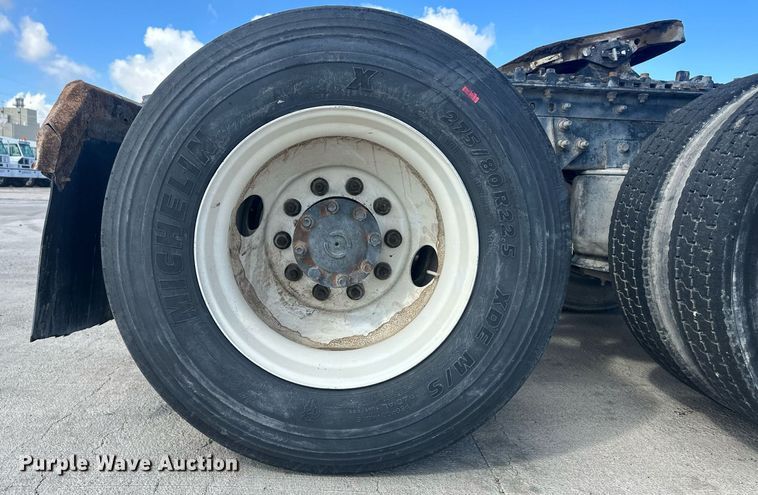 image for item DH1832 2011 International 8600  semi truck