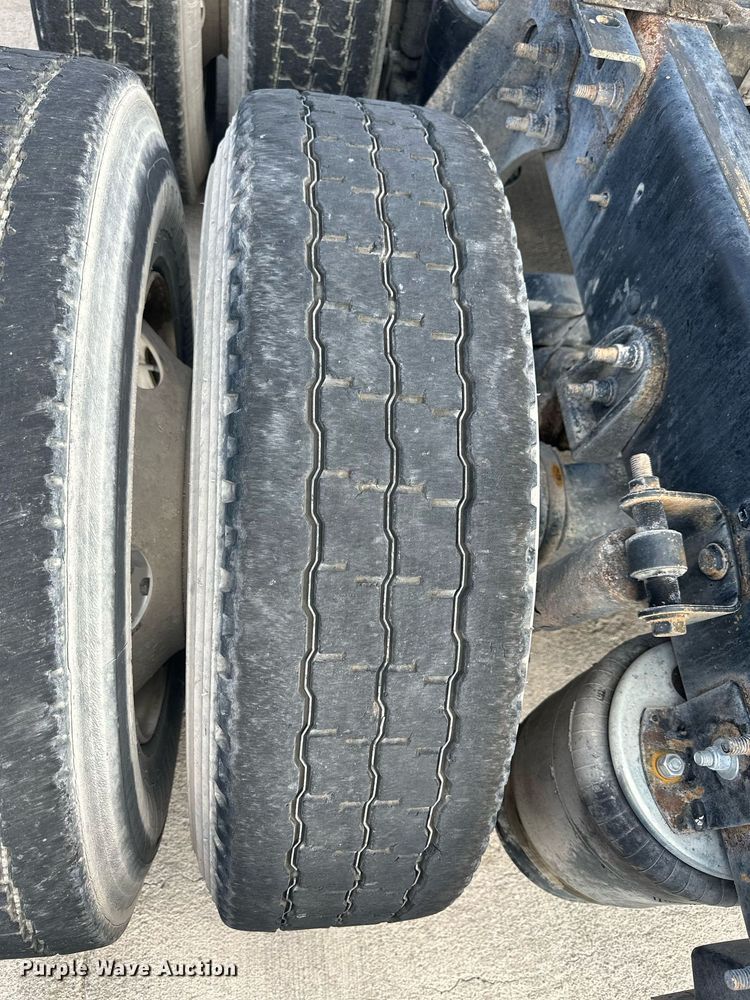 image for item DH1832 2011 International 8600  semi truck