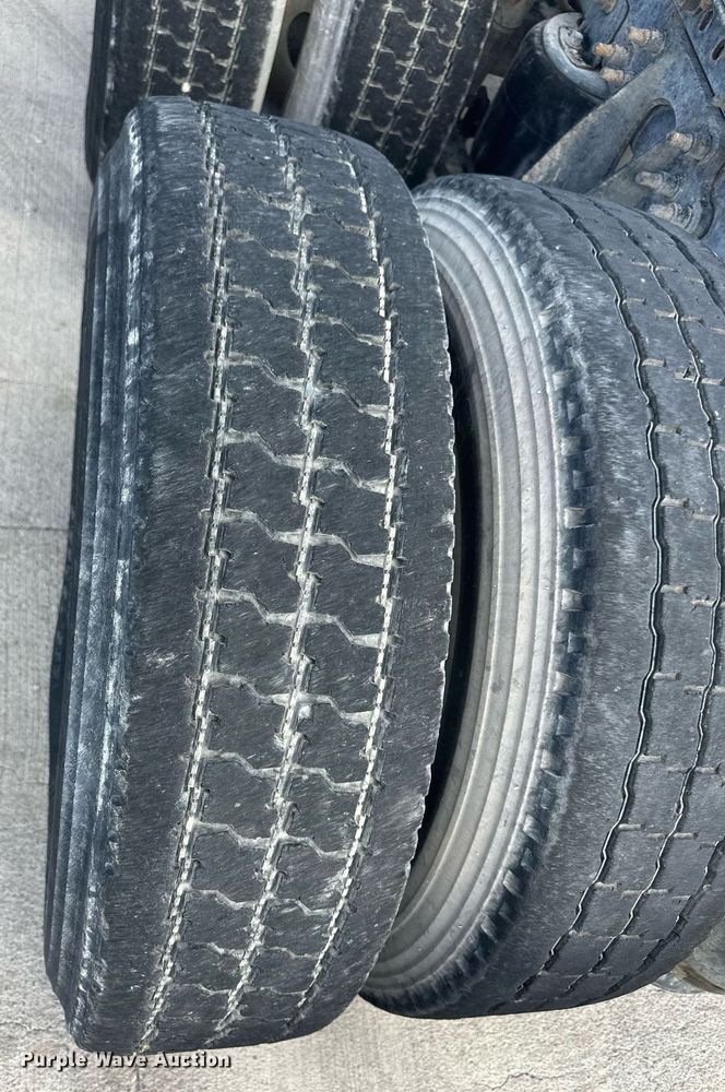 image for item DH1832 2011 International 8600  semi truck