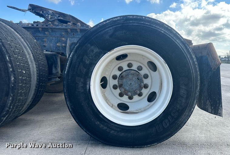 image for item DH1832 2011 International 8600  semi truck