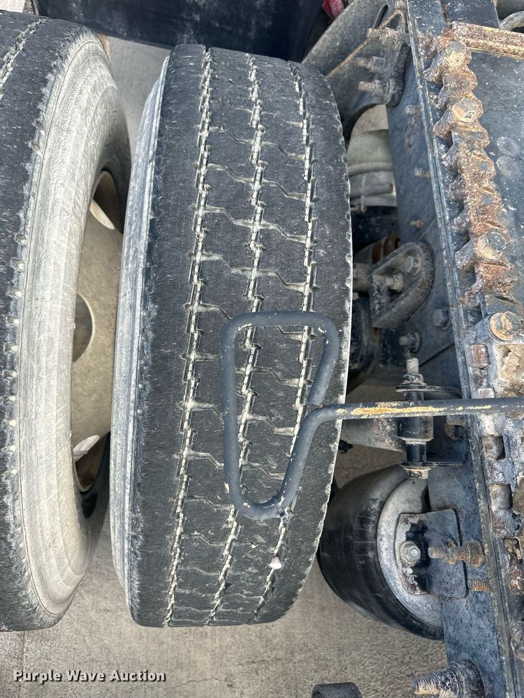 image for item DH1832 2011 International 8600  semi truck