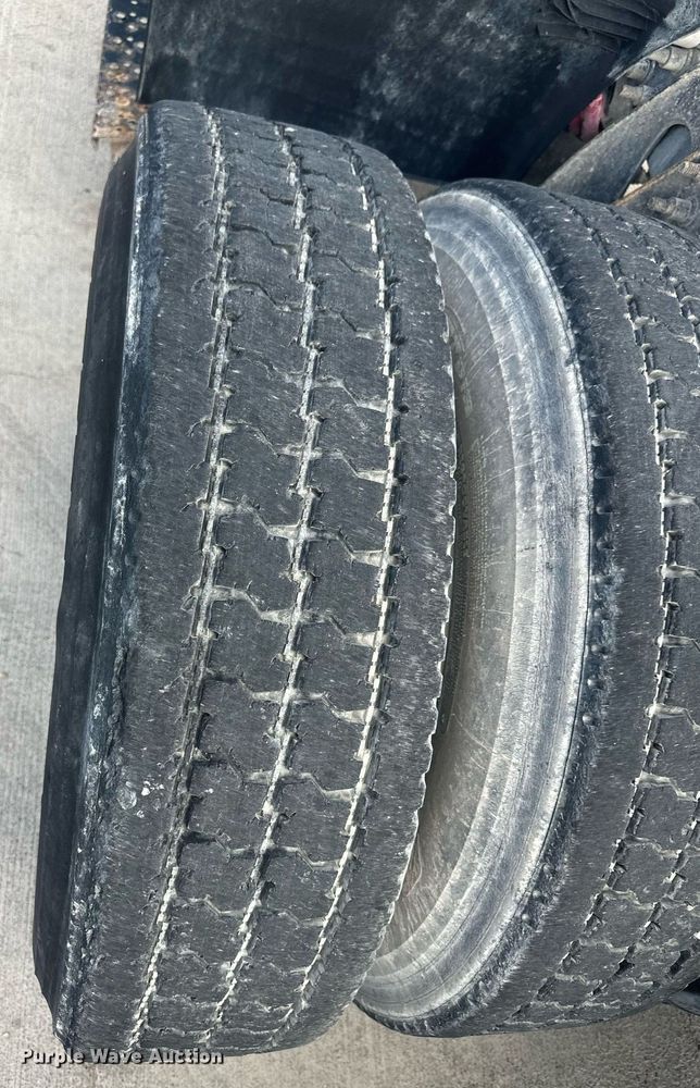 image for item DH1832 2011 International 8600  semi truck