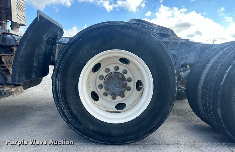 image for item DH1832 2011 International 8600  semi truck