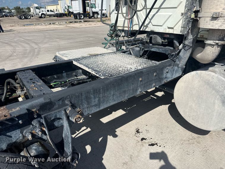 image for item DH1833 2011 International ProStar Premium  semi truck