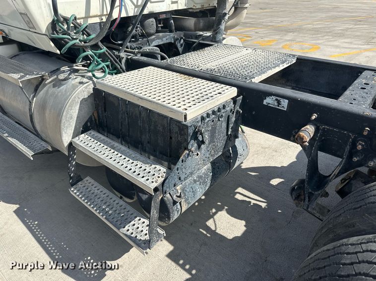 image for item DH1833 2011 International ProStar Premium  semi truck