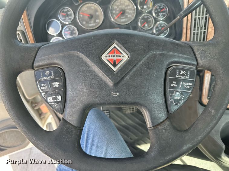 image for item DH1833 2011 International ProStar Premium  semi truck