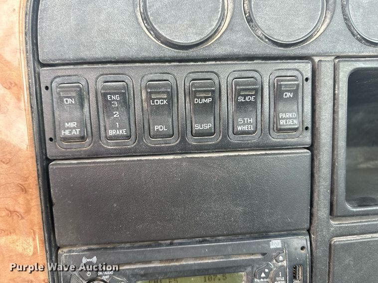 image for item DH1833 2011 International ProStar Premium  semi truck