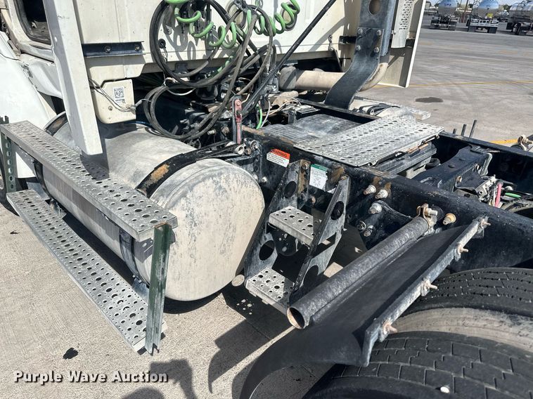 image for item DH1834 2007 Sterling AT9500  semi truck