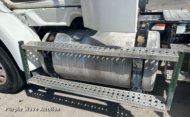 image for item DH1834 2007 Sterling AT9500  semi truck