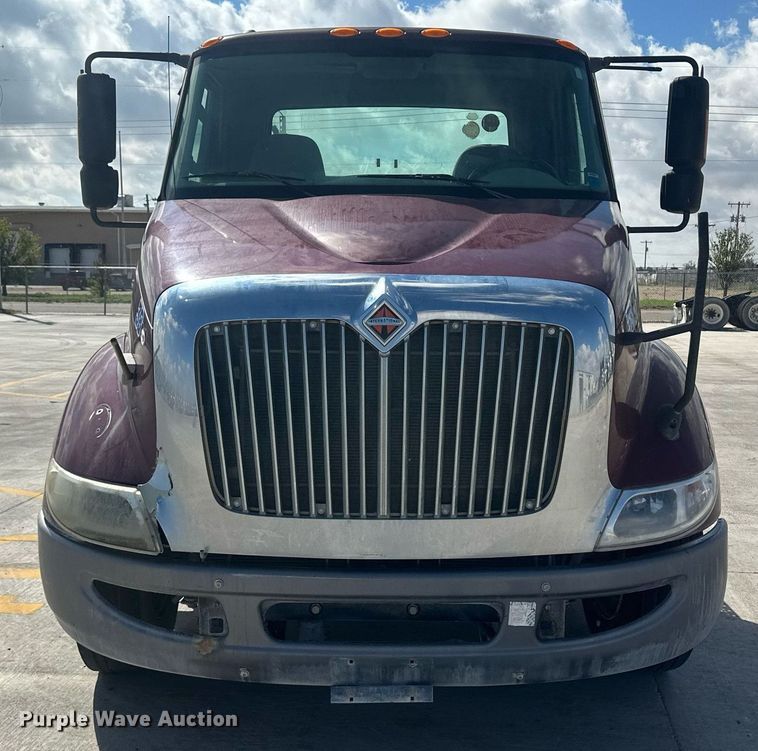 image for item DH1835 2011 International TranStar 8600  semi truck