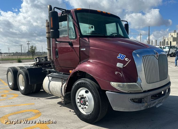 image for item DH1835 2011 International TranStar 8600  semi truck